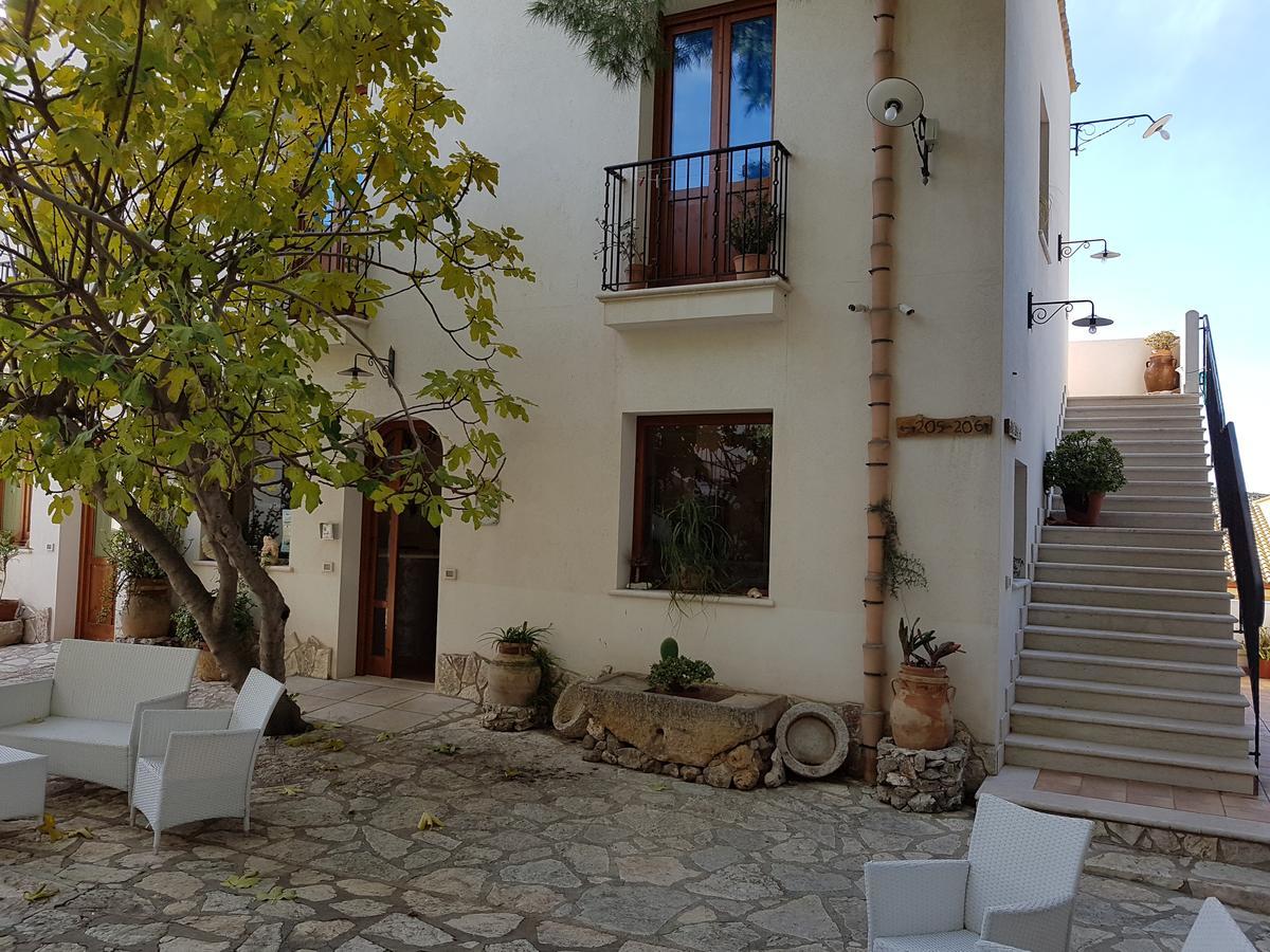 Casa Vacanze Il Cortile กุสโตนาชี ภายนอก รูปภาพ